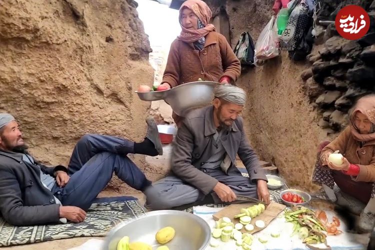 ببینید؛ غذای روستایی در افغانستان؛ پخت خوراک محلی با کدوسبز و سیب زمینی