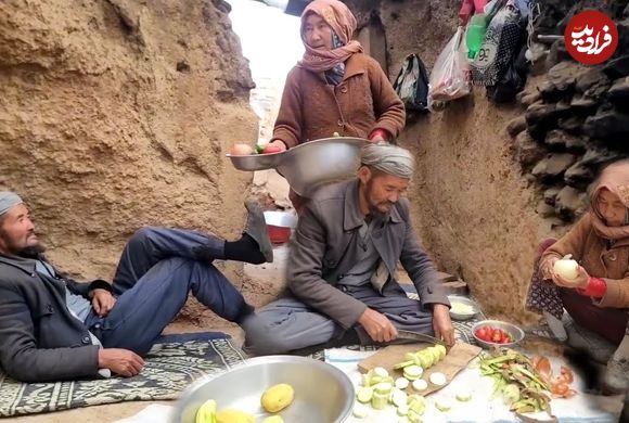 ببینید؛ غذای روستایی در افغانستان؛ پخت خوراک محلی با کدوسبز و سیب زمینی