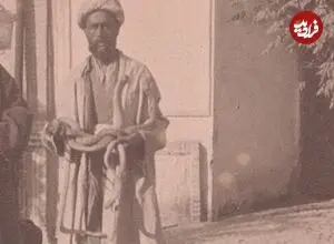 عکس| سفر زمان؛ تصویری از «مارگیرهای تهرانی و مارهایشان» در دوران ناصرالدین شاه