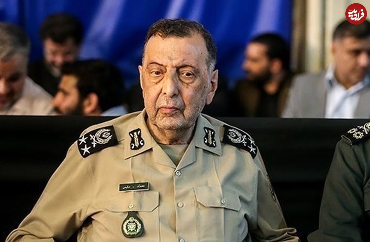 عکس؛ سفر به تاریخ؛ «سرلشکر سلیمی» (فرمانده سابق ارتش) در کنار رهبر انقلاب در دانشگاه ستاری