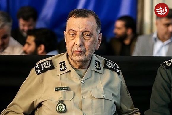 عکس؛ سفر به تاریخ؛ «سرلشکر سلیمی» (فرمانده سابق ارتش) در کنار رهبر انقلاب در دانشگاه ستاری