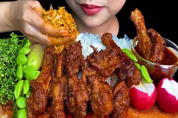 (ویدئو) غذا خوردن با صدا به سبک دختر تایلندی؛ 2 کیلو چلو اردک