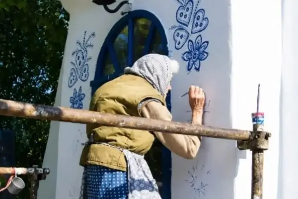 تصاویر| پیرزن ۹۰ ساله، روستایش را به گالری هنری تبدیل کرد