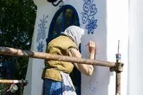 تصاویر| پیرزن ۹۰ ساله، روستایش را به گالری هنری تبدیل کرد