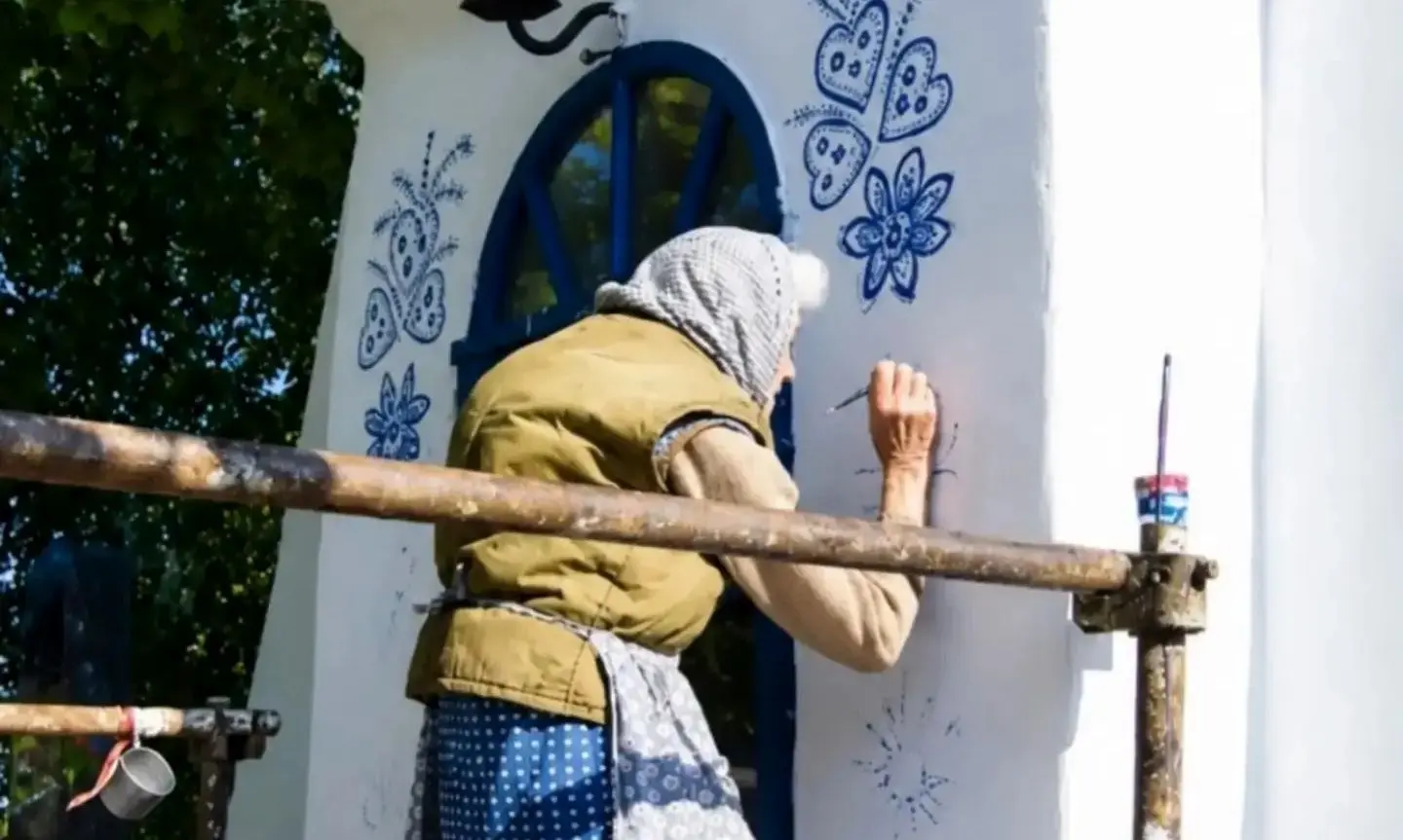 تصاویر| پیرزن ۹۰ ساله، روستایش را به گالری هنری تبدیل کرد