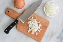 (ویدیو) ترفند خنده دار برای جلوگیری از سوزش چشم هنگام خرد کردن پیاز