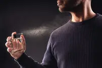  روش های کاربردی برای از بین بردن بوی عطر از روی لباس