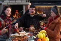 ببینید| غذای روستایی در اوکراین؛ صید گربه ماهی و تهیه کباب و سوپ با آن