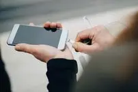 (ویدئو) لحظه عجیب برق گرفتگی یک زن هنگام استفاده از تلفن همراه هنگام شارژ