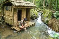 ببینید| فرآیند ساخت یک کلبه زیبا کنار رودخانه با بامبو در اندونزی