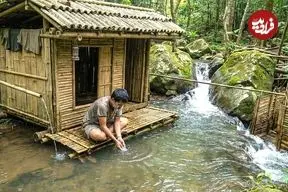 ببینید| فرآیند ساخت یک کلبه زیبا کنار رودخانه با بامبو در اندونزی