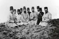 عکس| سفر زمان؛ شن‌بازی «نصرالله میرزا قاجار» در ساحل دریای خزر؛ 130 سال قبل