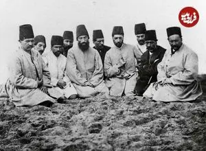 عکس| سفر زمان؛ شن‌بازی «نصرالله میرزا قاجار» در ساحل دریای خزر؛ 130 سال قبل
