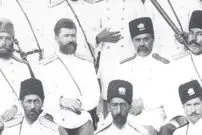 عکس| سفر زمان؛ عکس یادگاری «نظامیان ایرانی و روس» در یک باغ؛ دوران قاجار