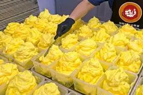 ببینید| غذای خیابانی در کره؛ پخت نان کَره ای روسی در سئول