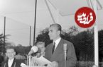 عکس؛ سفر در زمان؛ «محمدرضا پهلوی» در حال بازدید از یک نمایشگاه در تهران؛ سال 1339