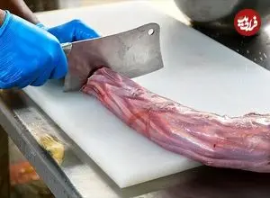 ببینید| غذای خیابانی در تایلند؛ پخت غذا با گردن شترمرغ سرخ شده، سیر و گوجه در بانکوک