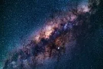 چرا با وجود بیش از ۲۰۰ میلیارد تریلیون ستاره در جهان، فضا اینقدر تاریک است؟