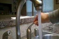 (ویدئو) نحوه رفع نشتی و تعمیر مغزی شیر سینک ظرفشویی در 4 دقیقه