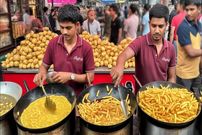 ببینید؛ غذای خیابانی در پاکستان؛ سیب زمینی سرخ کرده با سس و پنیر در لاهور