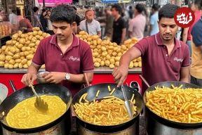 ببینید؛ غذای خیابانی در پاکستان؛ سیب زمینی سرخ کرده با سس و پنیر در لاهور