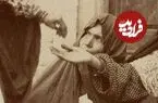 عکس| سفر زمان؛ زن تهرانی در حال کمک کردن به گداها در دوران قاجار