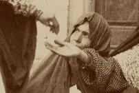 عکس| سفر زمان؛ زن تهرانی در حال کمک کردن به گداها در دوران قاجار