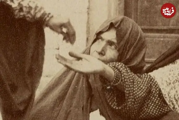 عکس| سفر زمان؛ زن تهرانی در حال کمک کردن به گداها در دوران قاجار