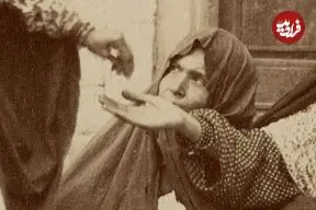 عکس| سفر زمان؛ زن تهرانی در حال کمک کردن به گداها در دوران قاجار