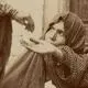 عکس| سفر زمان؛ زن تهرانی در حال کمک کردن به گداها در دوران قاجار