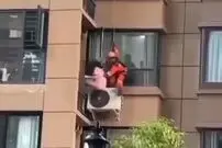 ( ویدیو) اقدام عجیب نیروی امداد برای نجات جان شهروند در حال خودکشی!