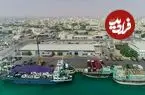 عکس| سفر زمان؛ کارگران در حال خالی کردن بار شترها در بندر لنگه؛ سال 1288