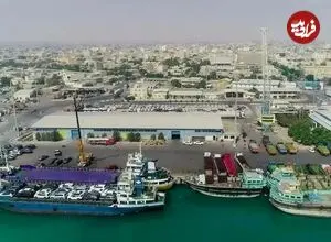 عکس| سفر زمان؛ کارگران در حال خالی کردن بار شترها در بندر لنگه؛ سال 1288