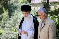 عکس؛ سفر به تاریخ؛ «سردار سلیمانی» در حال کوه‌پیمایی در کنار «رهبر انقلاب» در کرمان؛ سال 1384