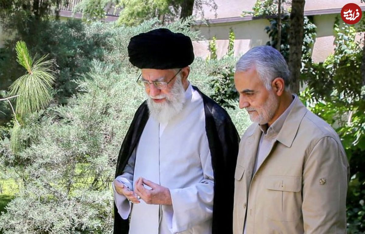 عکس؛ سفر به تاریخ؛ «سردار سلیمانی» در حال کوه‌پیمایی در کنار «رهبر انقلاب» در کرمان؛ سال 1384