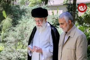 عکس؛ سفر به تاریخ؛ «سردار سلیمانی» در حال کوه‌پیمایی در کنار «رهبر انقلاب» در کرمان؛ سال 1384