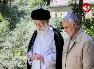 عکس؛ سفر به تاریخ؛ «سردار سلیمانی» در حال کوه‌پیمایی در کنار «رهبر انقلاب» در کرمان؛ سال 1384