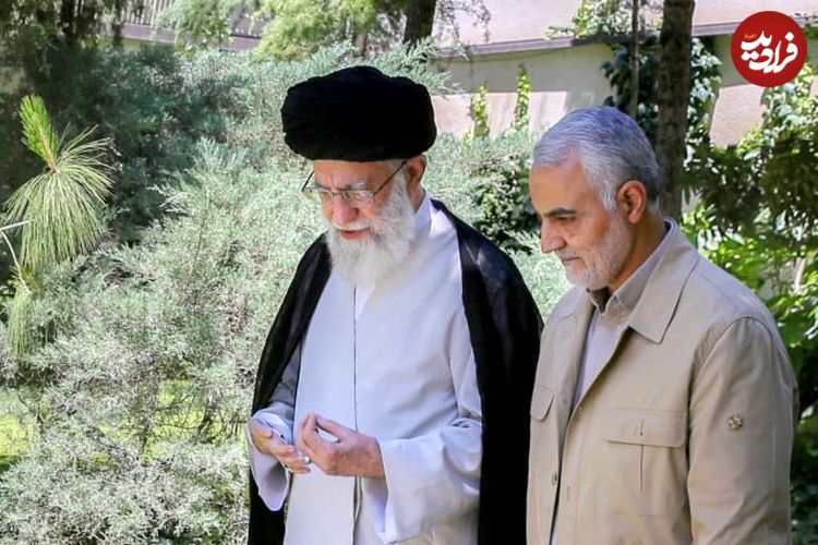 عکس؛ سفر به تاریخ؛ «سردار سلیمانی» در حال کوه‌پیمایی در کنار «رهبر انقلاب» در کرمان؛ سال 1384