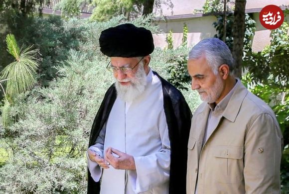 عکس؛ سفر به تاریخ؛ «سردار سلیمانی» در حال کوه‌پیمایی در کنار «رهبر انقلاب» در کرمان؛ سال 1384