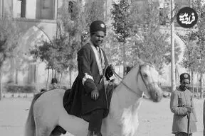 عکس| سفر زمان؛ تصویری از سواران قاجاری در میدان نقش جهان اصفهان؛ 130 سال قبل