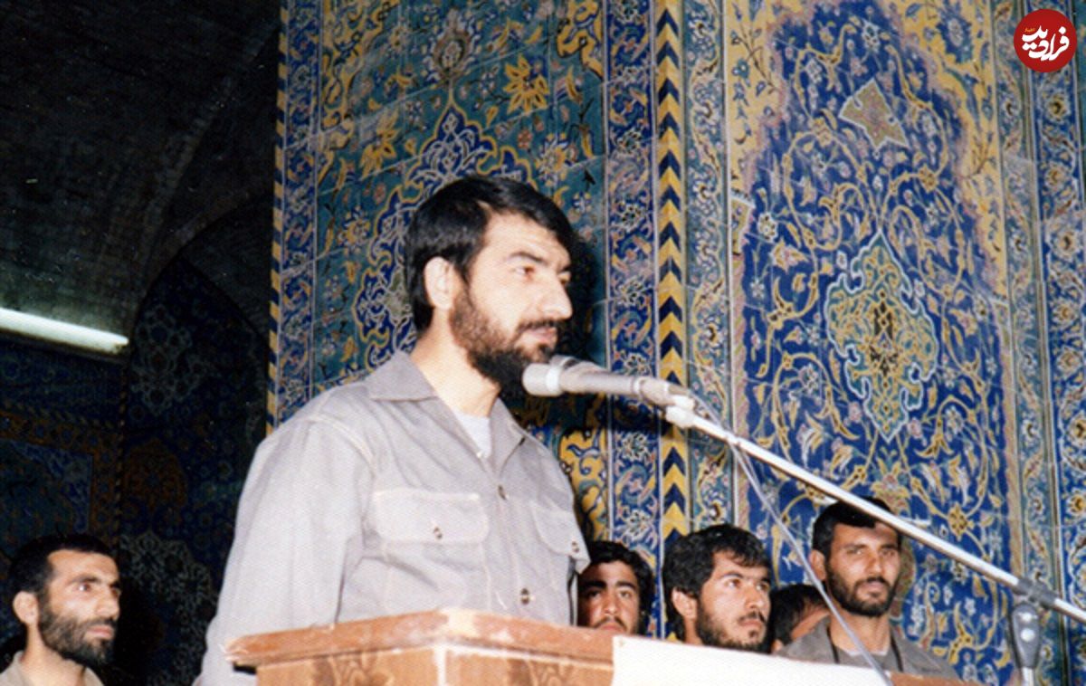 عکس؛ سفر در تاریخ؛ لحظه اعطای درجه سرلشکری به «محسن رضایی»؛ سال 69