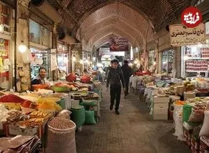 عکس| سفر زمان؛ تصویر جالبی از یک مغازه میوه‌فروشی در قم در دهۀ 60