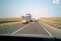 ( ویدیو) لحظه هولناک سرشاخ شدن خودروی سواری با تریلی در حین سبقت غیرمجاز وسط جاده!