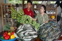 ببینید| غذای روستایی در چین؛ پخت یک غذای متفاوت با خرچنگ آبی، ماهی ماکرل و موز 