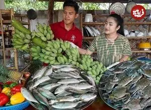 ببینید| غذای روستایی در چین؛ پخت یک غذای متفاوت با خرچنگ آبی، ماهی ماکرل و موز 