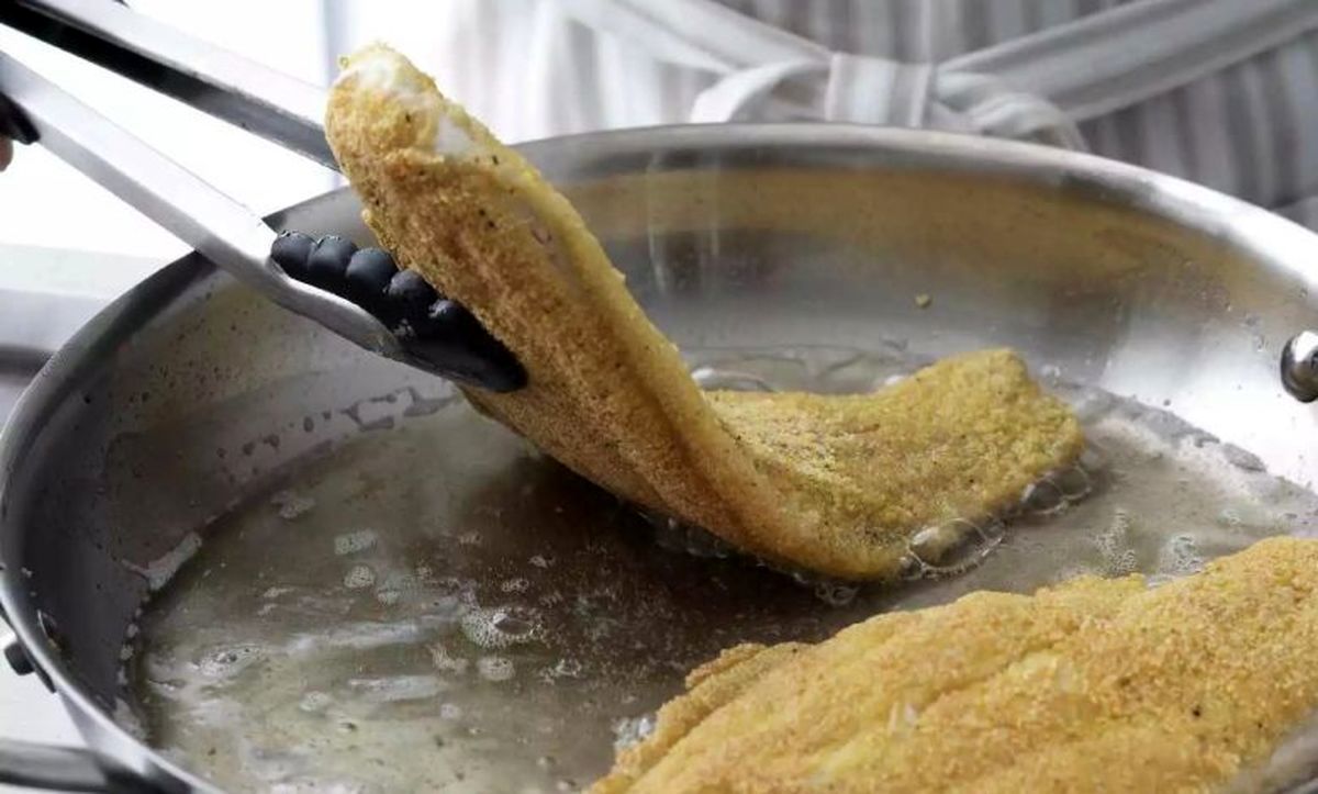 (ویدئو) ترفندهایی کاربردی برای گرفتن بوی ماهی هنگام سرخ کردن!