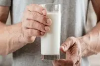 آیا شیر بهتر از آب، بدن را آب رسانی می کند؟ پرسشی که فصل گرم آن را به ترند داغ سلامت تبدیل کرده است!