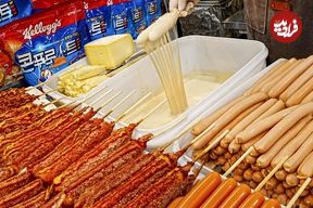 ببینید؛ غذای خیابانی در کره؛ پخت هات داگ سوخاری با پنیر در سئول