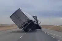  راننده لجباز تریلی وسط جاده چپ کرد!