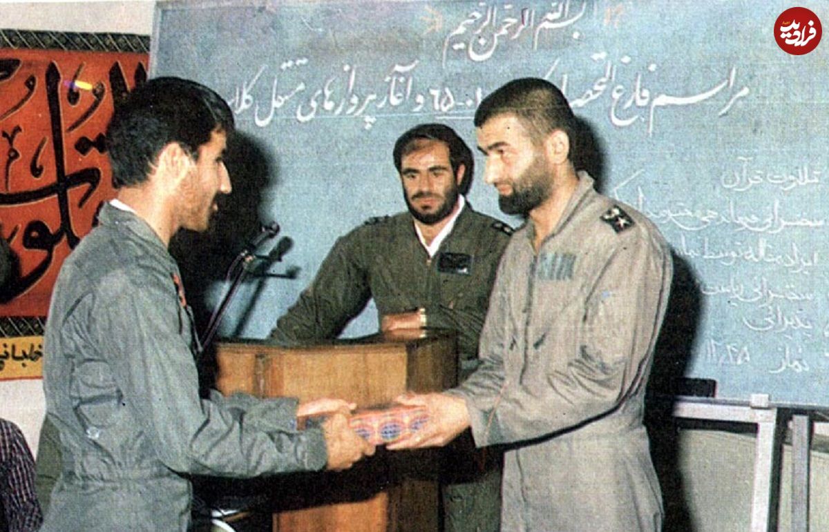 عکس؛ سفر در زمان؛ «شهید عباس بابایی» در کنار افسر آموزش آمریکایی؛ سال 1350